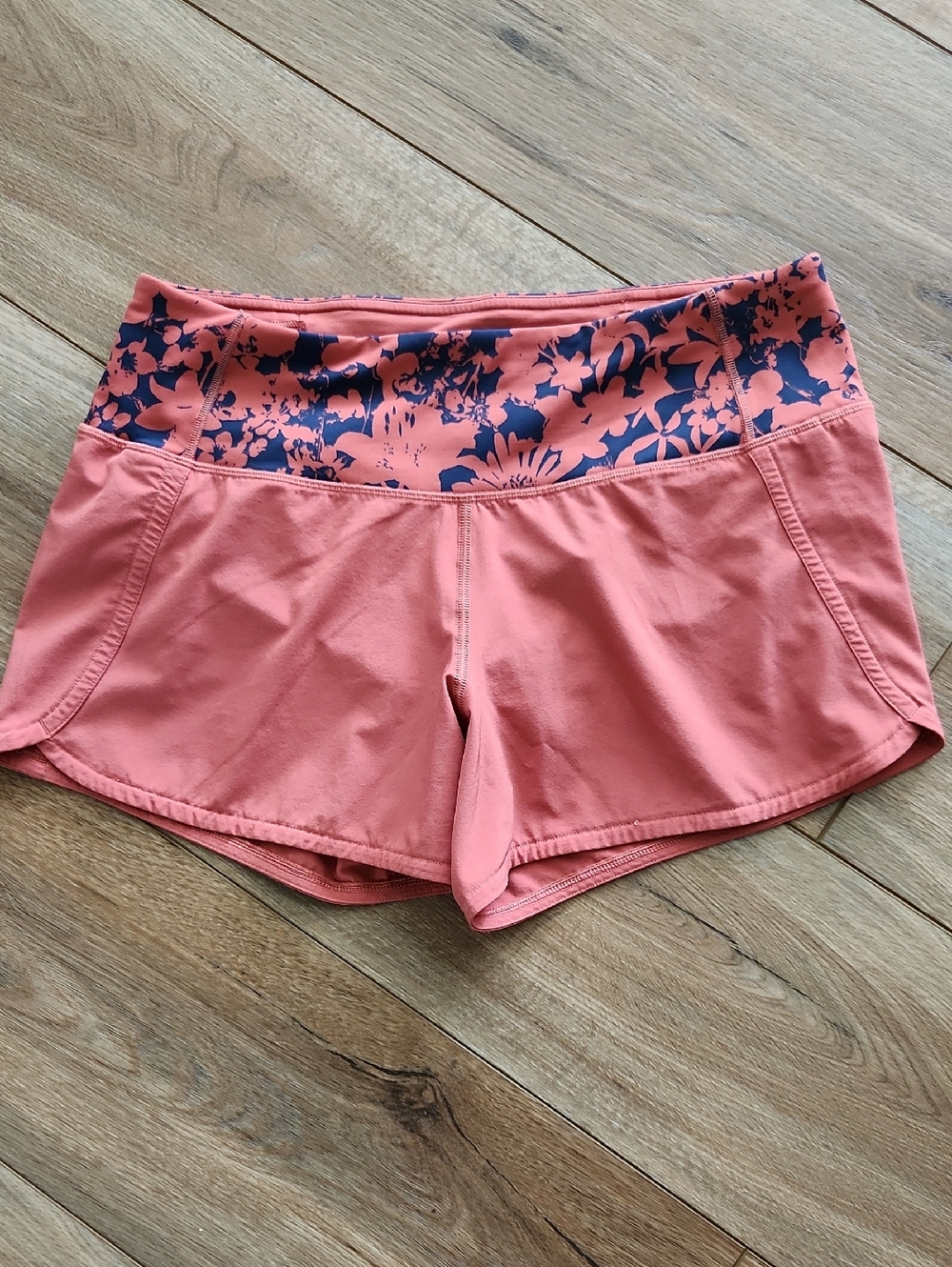 Lululemon Run Time Short II Coral Navy Floral Waistband Women's Size 4 Running